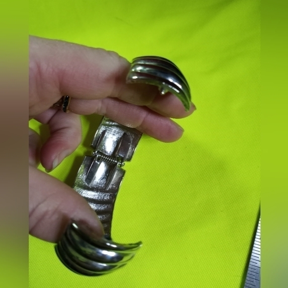 Silvertone hinged wavy bracelet heavy i.d. 2 x 2.5 - Picture 4 of 5